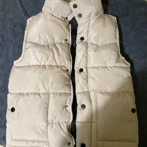 Oversized väst - Säljer nu min fina oversized väst! Sitter super fint på och passar perfekt för hösten! En luva ingår och fler bilder kan såklart fixas!☺️