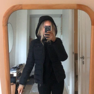 Tommy Hilfiger jacka - Jacka från tommy hilfiger, pälsen har jag tyvärr tappat bort.. annars i jättebra skick !!liitelite sminkfläckar på insidan av kragen!!  Köpare står för frakt 💛💛