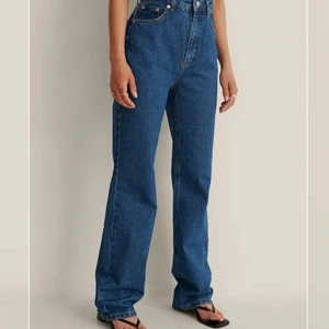 Mörka lite större jeans från  NAKD  - Säljer dessa jättesnygga jeans från  Chloe’ Monchamp x NAKD som är nyligen inköpta och endast använda en gång. Jeansen är köpta för 499 kr men säljer för 230 kr. Säljer dem då dem är för stora för mig  men annars skit snygga jeans som passar perfekt nu till hösten!💙💙(bilderna är lånade från NAKD:hemsida). Om du önskar fler bilder fixar jag det👍🏼 priset kan även diskuteras😁