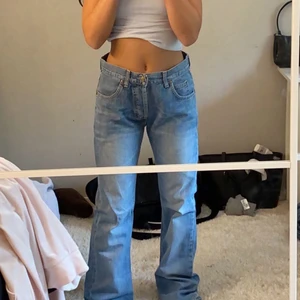Jeans - Jeansen är väldigt fina och i bra skick men är tyvärr förstora, mått: 31-34 och skulle säga att det passar strl. S. De är från Lee. De är ganska lågmidjade. Knappar istället för dragkedja. Det går att pruta och skriv om ni undrar över något🤍köpare står för frakt🤍
