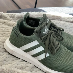Adidas Swift run strl 39 - Gröna adidas Swift run skor i strl 39. Bara använda inomhus, bra skick. Bra i storlek. (Köparen står för frakten)