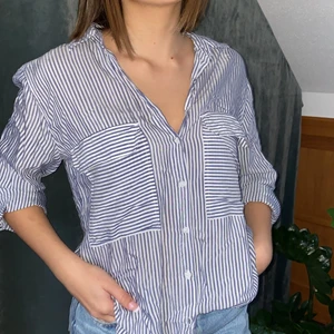 Blå/vit randig skjorta - Härlig, luftig skjorta från Zara, aldrig använd!🤍