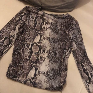 Ormskinn tröja - En skit snygg tröja med ormskinn. Den sitter verkligen jätte fint runt kroppen. Är lite genomskinlig men jag brukar bara ta nått linne under. Storlek s men är Stretchig. Pris kan diskuteras🥰