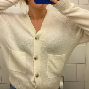 Kofta - Superfin kofta från Cubus som man kan ha uppknäppt eller stängd☺️