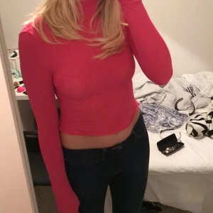 Neonrosa tröja - Knappt använd tröja i neonrosa färg, perfekt till tema fester eller bara till vardags! Väldigt stretchig och skön att ha på sig  så passar nog upp till storlek M💞