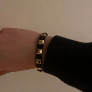 Valentino armband - Säljer mitt älskade VALENTINO liknande armband som ej kommer till användning längre❤️ Inga defekter så armbandet är som nytt!!❤️❤️ Armbandet går att justera!!