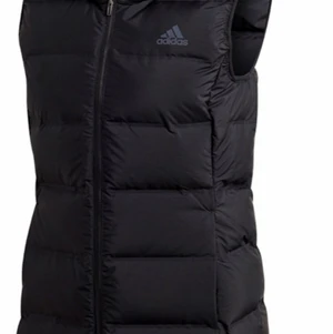 Adidas väst  - Säljer en superfin Väst från Adidas i storlek XS. Västen är som ny. Nytt pris 1100 mitt pris 500kr