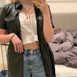 Svart skin jacka utan ärmar  - Jätte snygg svart skin jacka utan ärmar och med skärp