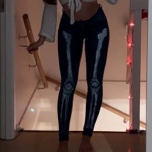 Jeans - Jeans som jag impulsivt målade på. Tänkte kolla om nån hade varit intresserad före jag slänger dom. Byxan är i storlek S och är fin på rumpan och stretchiga. Passar M oxå.