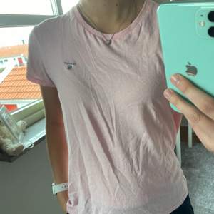 En t-shirt från Gant i rosa, använd fåtal gånger, tvättad innan den skickas, kontakta för mer info