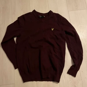 Lyle & Scott tröja - Aldrig använd i toppen skick. Gör ett fynd super billigt. I stolek S. I färgen vinröd. Buda eller skriv privat. Hämtas i Eskilstuna annars tillkommer frakt.