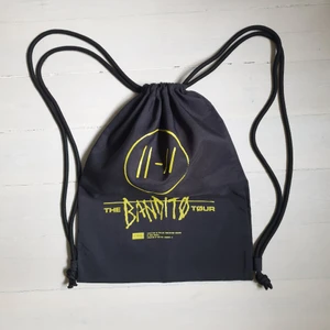 Svart drawstring sportbag TOP - Oanvänd gympåse med snören köpt på Twenty One Pilots turné 2019. Officiell merch. Påsen kan öppnas uppifrån med hjälp av snören eller från sidan med dragkedja. Kan mötas upp i Stockholm eller frakta:)