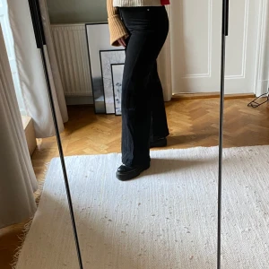 Weekday BEAT jeans - Svarta vida jeans från weekday! Använda väl men i bra skick!