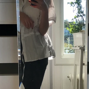 Vit skjorta från Gant - Säljer denna nästan helt oanvända skjortan från Gant, säljer då den inte kommit till användning. Köpt för 900kr💕🤗