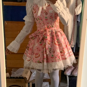 sweet lolita style dress - tänker på att sälja den här lolita style klänningen från ACDC RAG som jag köpte secondhand. inte helt min stil men ändå jättefin. passar xs - s har en korsett knytning där back för att göra den tajt eller lös. frakt kanske 62kr?