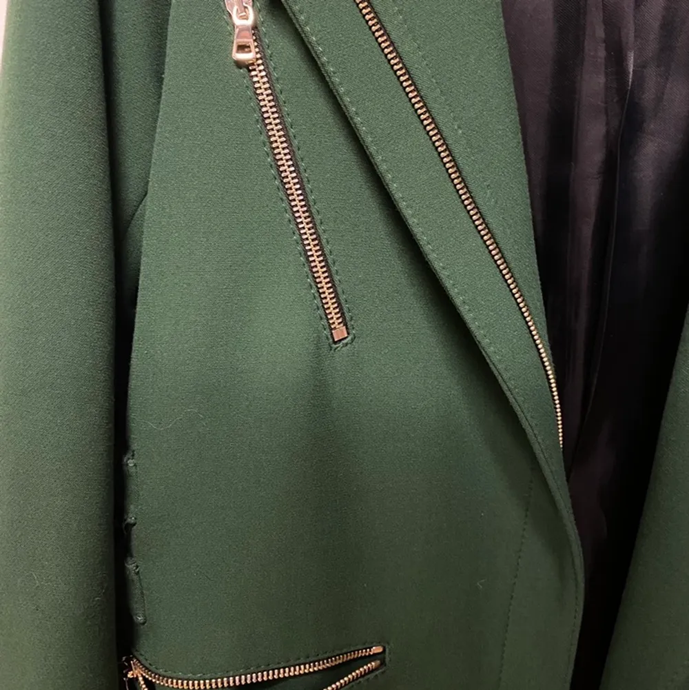 Grön Zara kappa med gulddetaljer . Jackor.