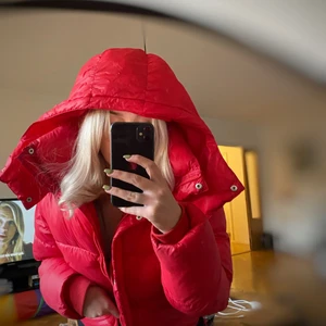 Jacka från BikBok  - Hej! Jag tänker göra en intressekoll på min röda vinterjacka från bikbok , storlek S. Jackan är extremt mysig och i bra skick, inga skambud.