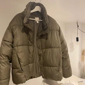 Jacka - Jacka från H&M!! Jättesnygg men har tröttnat köparen står för frakt❤️(färgen gör sig inte riktigt på bild)