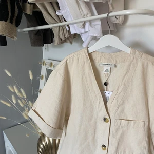 Byxdress linne Monki - Suuuuperfin somrig byxdress i linneliknande material!☀️ Köpt i våras för 450 kr, dessvärre i storlek xxs så passar verkligen inte mig som är 177 cm (endast testad)🙃 Säljer för 200 kr men pris kan diskuteras! Skriv om du vill ha fler bilder:)