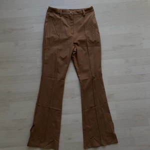 Brun byxa från SHEIN s. M - Skit snygga kostym aktiga byxor från SHEIN med slits på båda sidorna. Säljer dessa för att de var lite för små. Kvaliten är helt okej🧸