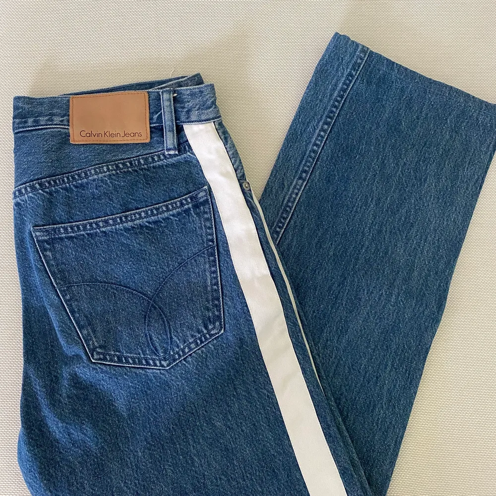 Super unikke calvin Klein jeans med hvid stribe langs benet. . Jeans & Byxor.