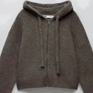 Stickad kofta zara - Intressekoll på min superfina stickade kofta från zara, är osäker på om jag vill sälja men kan göra om jag får ett bra bud🤍 köparen står för frakt🤍