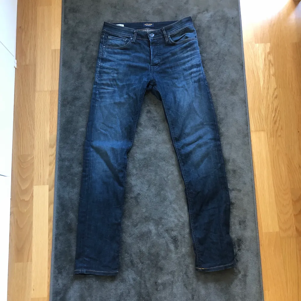 Jack & Jones jeans utan några tecken av slitage. Nypris cirka 800 kr mitt pris 150 kr.. Jeans & Byxor.