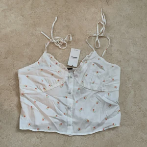 Top - Top från pimkie. Köptes i Mallorca i sommras men hann aldrig använda den >.< ! Prislappen är kvar ! Den är lite skrynklig för att har legat i garderoben ett tag… 