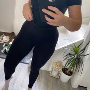 Svarta träningstights från Craft - Svarta träningstights i bra skick, från Craft. De är i storlek M men passar även S.