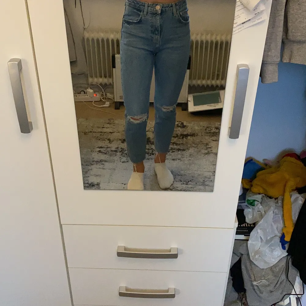 Ett par skit snygga jeans med hål i. Använda ändats ett fåtal gånger och är i ett supersick✨ skulle säga att dem är som nya. Säljer dem eftersom dem har blivt för korta för mig. . Jeans & Byxor.
