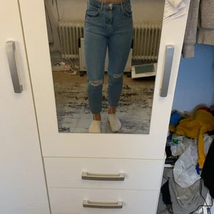 Jeans med hål i  - Ett par skit snygga jeans med hål i. Använda ändats ett fåtal gånger och är i ett supersick✨ skulle säga att dem är som nya. Säljer dem eftersom dem har blivt för korta för mig. 