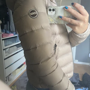 colmar jacka  - Säljer min beiga colmarjacka i toppskick pga att den inte kommer till användning ! Nypris 5000