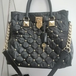 Michael Kors väska - Äkta skinnväska från Michael Kors. Nyckel till hänglåset finns. Väldigt fint skick 