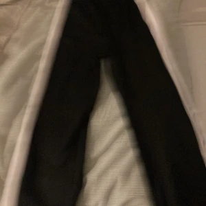 Lindex svarta byxor - Förlåt för suddig bild men om ni är intresserade kan ni fråga mig om extra detaljer! Dessa byxor är snygga och sköna! Vit linje på sidorna