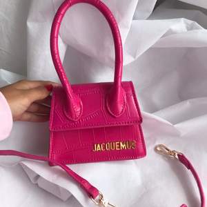 Säljer en helt ny rosa Jacquemus väska ( ej äkta) super fin och bra kvalitet, skriv för mer bilder !💜