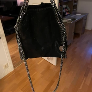 Stella McCartney liknande väska  - Jag ber om ursäkt för bilderna! Men en Stella McCartney liknade väska i nyskick, svart lite glittrig i matrialet. Skicka vid frågor eller fler bilder! Buda i kommentarerna 