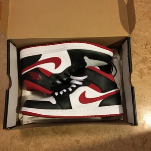 Jordan 1 mid gym red black - Jordan 1 mid i storlek 43. Köpta här på Plick. Nästan nyskick använda ett par gånger. 1400 kr och köpare står för frakt om det blir aktuellt. Skriv vid intresse. Ett extra vitt snöre sitter i ena skon men orginalsnöret som är svart ligger i skoboxen👍