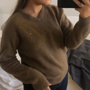 Gant stl M - Säljer för att den inte kommit till användning, men älskar färgen! Hålen man ser på sista bilden är absoluuut inget man varken ser eller tänker på eftersom att det är på underarmen🥰