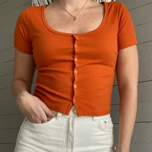 T-shirt - Säljer en t-shirt i strl M. Perfekt färg just nu och i fint skick! Köpare står för frakt🍂🍁