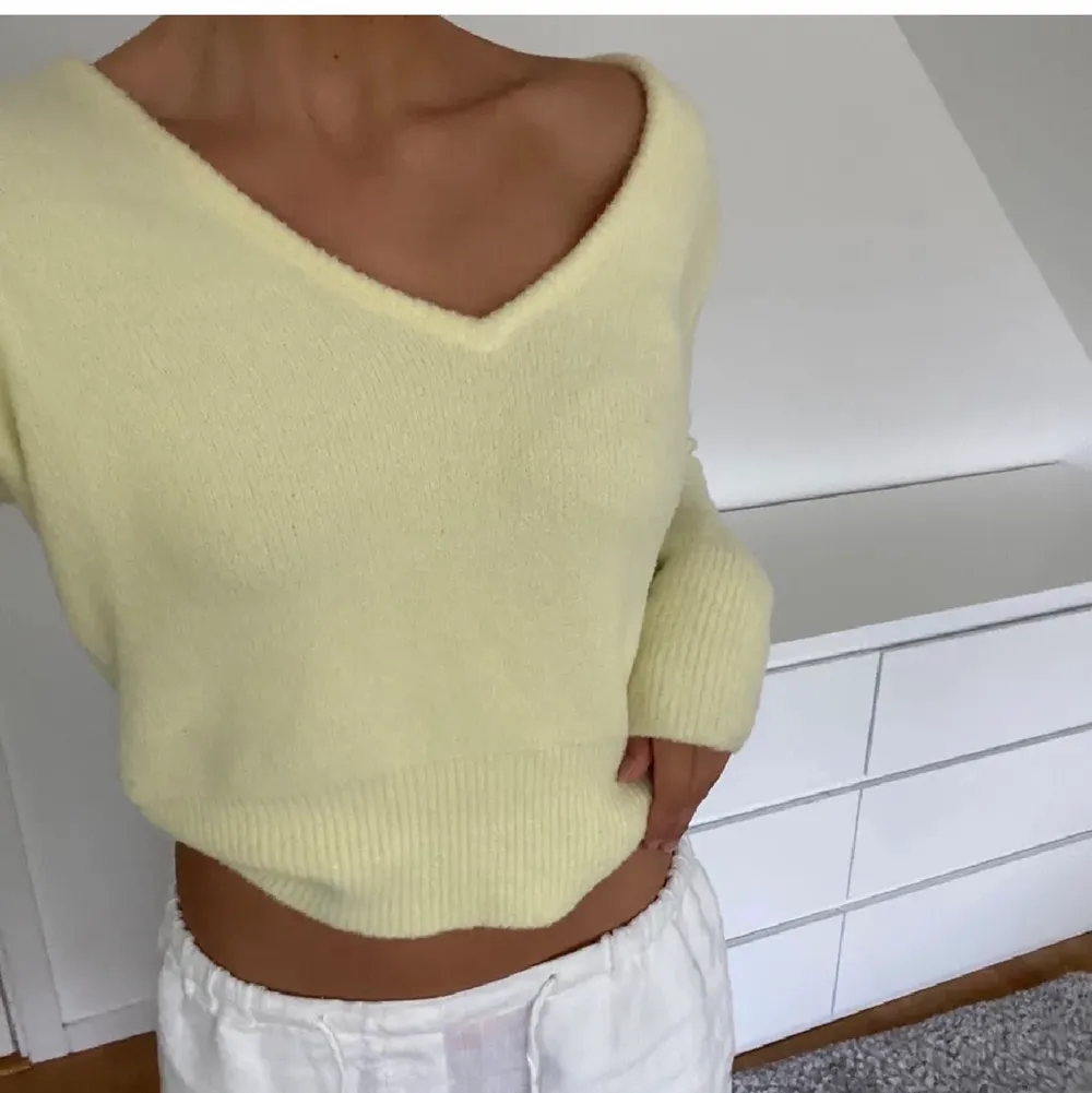 Säljer denna gula tröjan från Zara, supermjukt material!💛💛 Säljer för att den inte kommer till användning längre. Lånade bilder!!. Stickat.
