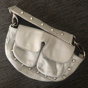 Nunoo väska bag mini grå - Minns ej inköpspriset pga denna modell säljs inte längre, men runt 700-1000 kostade den. Säljer för 320