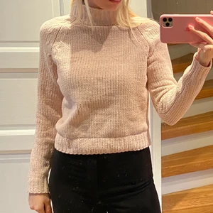 Stickad tröja  - Stickad tröja från Gina. Använder inte längre men den e o bra skick. Köparen står för frakten🌸