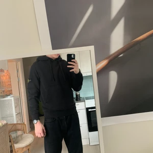 Stone island hoodie - Hoodie från Stone island i storlek l köpt på cenino Donna. Kvitto finns.