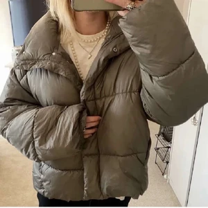 Hm jacka - Grön jacka från HM. Använd några gånger men i jättebra skick! (Lånade bilder) KÖPTES DIREKT FÖR 300