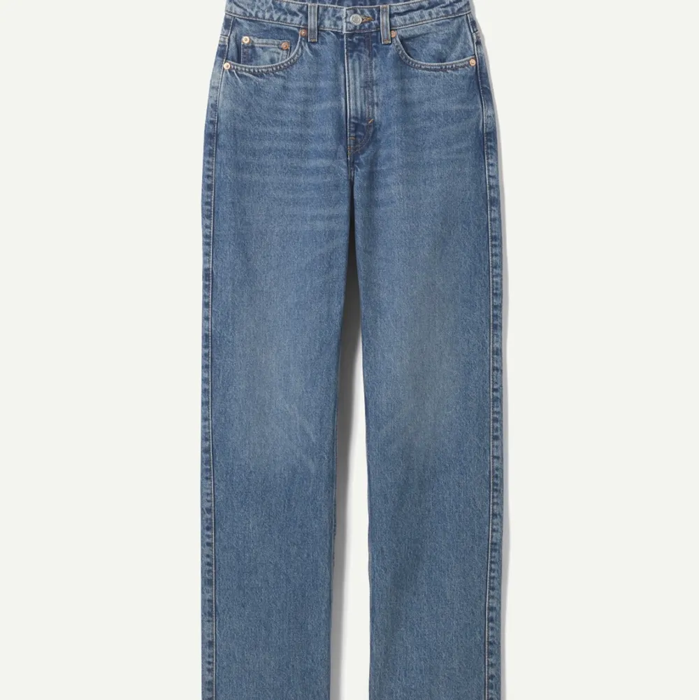 Jeans från weekday använda Max en gång! Säljer pågrund av köpte fel storlek. Frakt tillkommer. Jeans & Byxor.