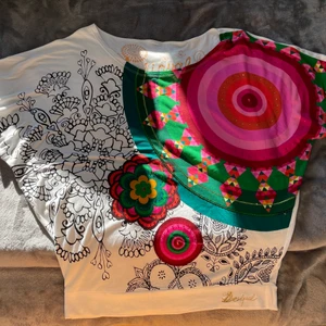 Superfin Desigual ny topp i storlek M -  •Aldrig använd, bara upptvättad •Rymlig modell •Pris: 230 kr 🚫Djurfritt och rökfritt hem 📍Kan mötes upp i Mölnlycke 📬Kan skickas mot fraktkostnad  