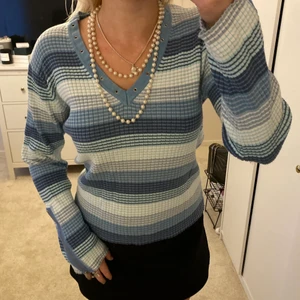 Randig tröja - Världens finaste blårandiga tröja, med snygga detaljer bla dragkedja på ärmarna!! Kommer tyvärr inte till använding