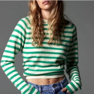 En fin tröja från zara! - En sååå fin helt slutsåld tröja från zara! Använd en gång och i nyskick! Nypris: 559!