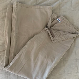 Utsvängda beiga byxor  - Snyggaste byxorna med perfekt passform. Lågmidjade. Frakt på 45 eller så möts vi på söder. Fint skick 🪅
