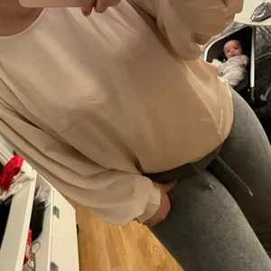 Blus - Snygg blus från h&m. Inte använt så mycket. Super skön. Luftig och fin. 